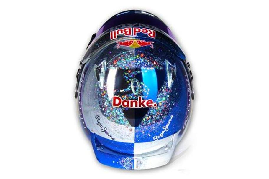 Il casco usato da Vettel nel GP di Abu Dhabi 2014, alla sua ultima gara con la Red Bull. 